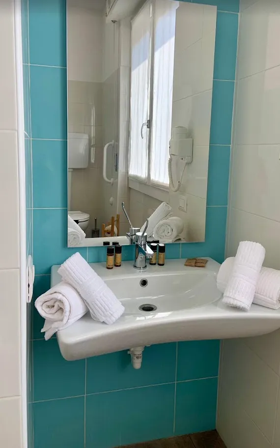Un bagno con le piastrelle azzurre