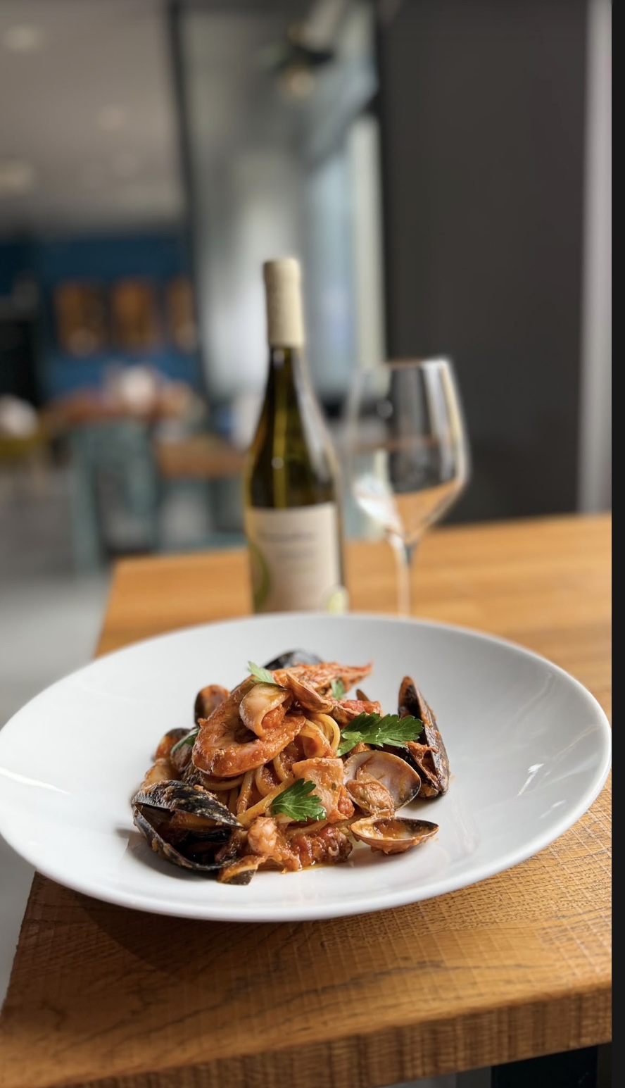 Piatto di mare e calice di vino