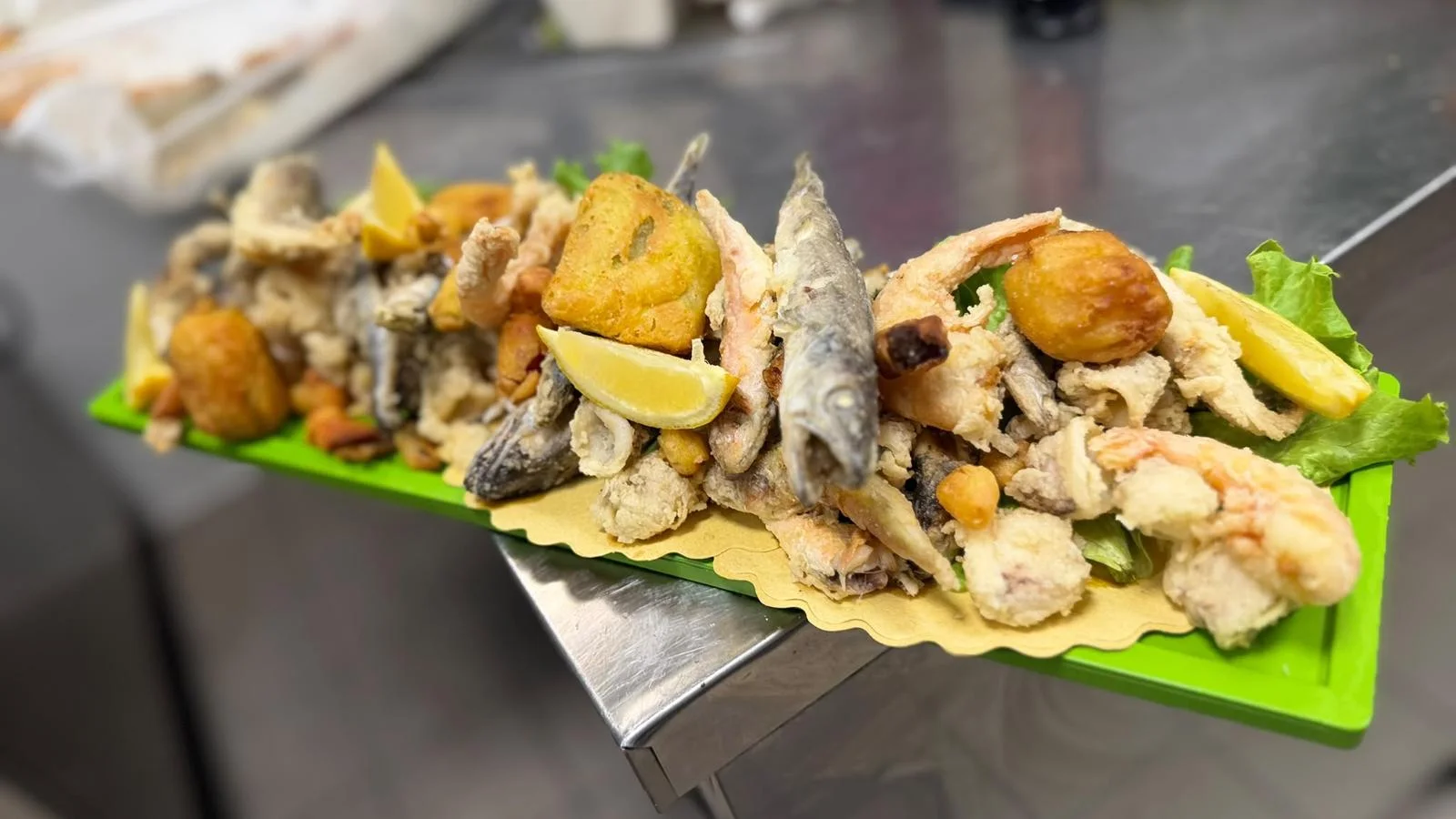 Un vassoio di fritto misto di pesce con limone