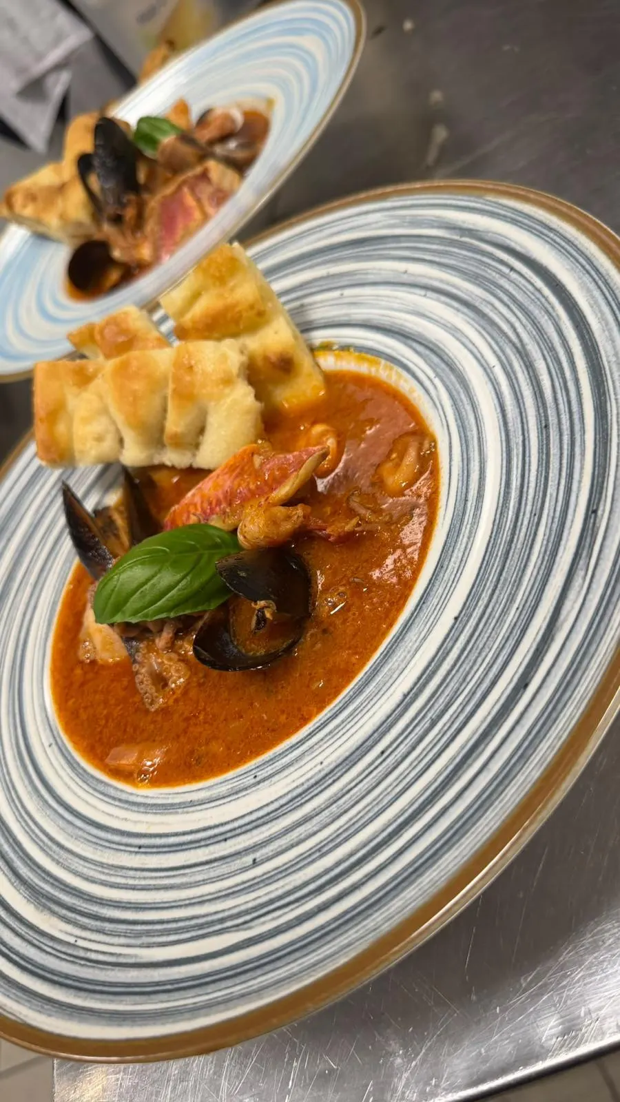 Zuppa di pesce con cozze e crostini