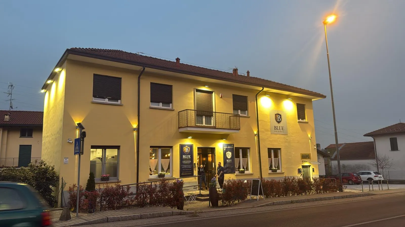La casa del Blue con le luci accese la sera